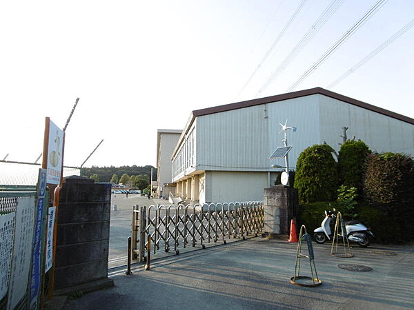 綾南小学校まで約820m
