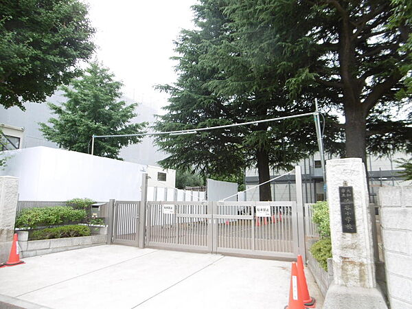 渋谷小学校まで約1090m