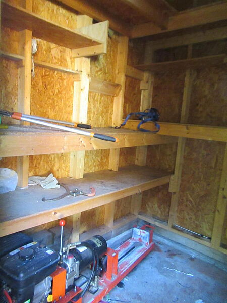 物置小屋室内