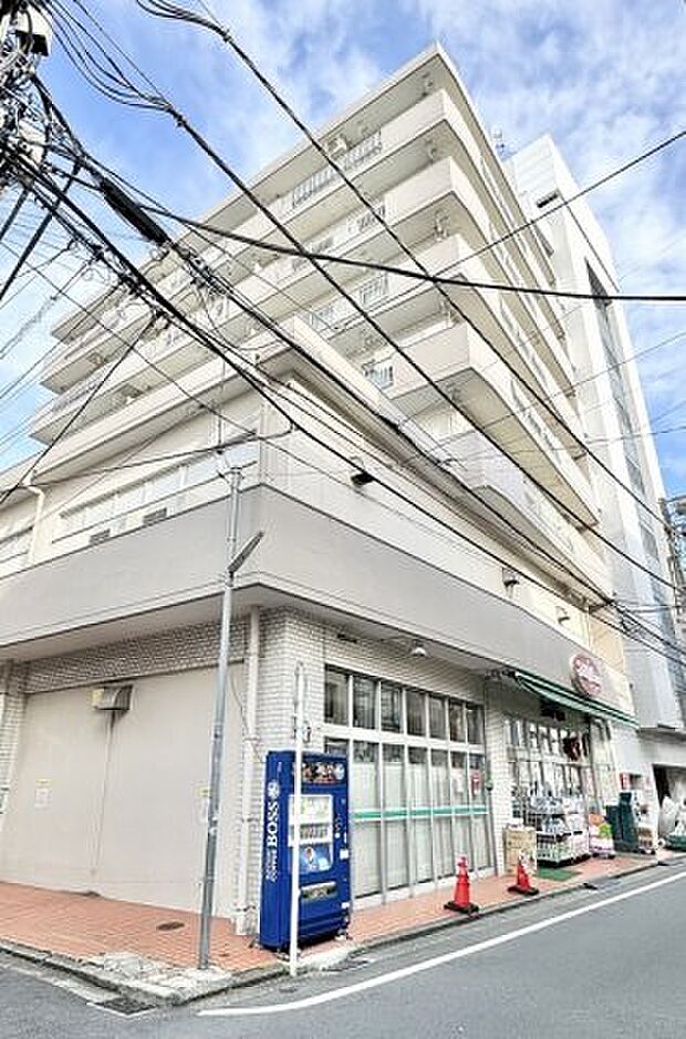 1階にFUJIフルハウス保土ヶ谷店あり（10〜22時）