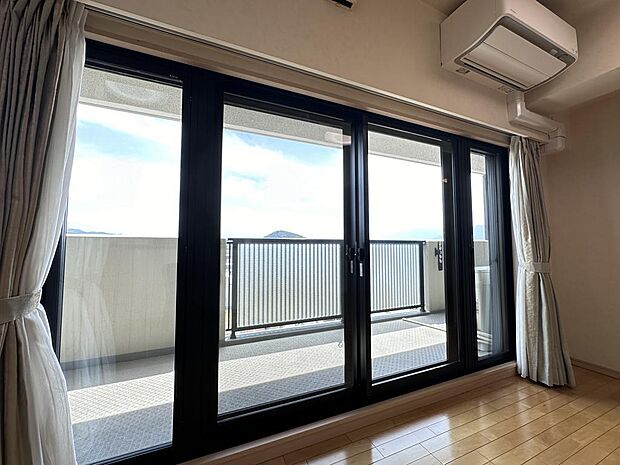 バルコニー・廊下側居室の窓はペアサッシを採用しており、より断熱効果がございます。