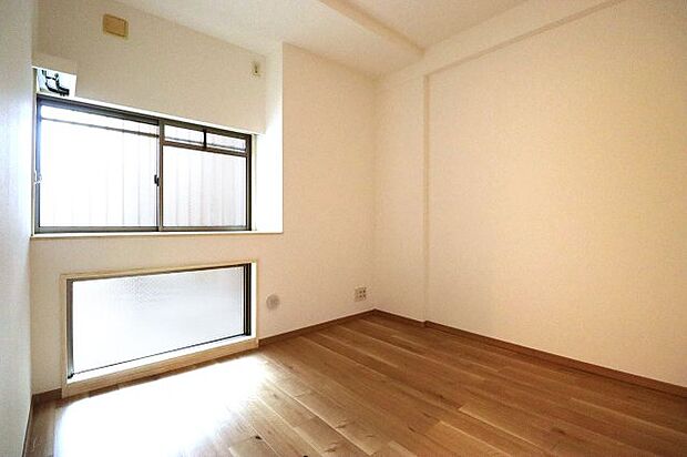 出窓付きの洋室約5帖。家具などを設置しやすいすっきりとしたお部屋です。