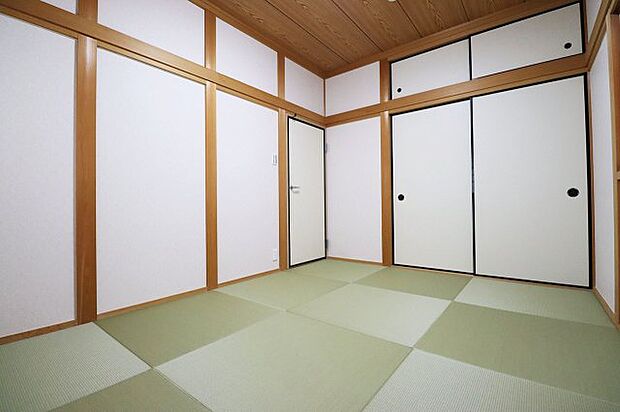 きれいになった押入付きの和室約6帖。寝室にもおすすめのお部屋です。