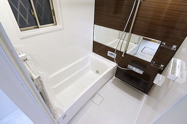 タカラスタンダード製のシステムバスを新調。いつも快適にご利用頂ける浴乾付きのバスルームです。