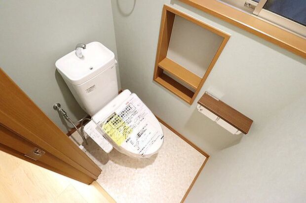 各階のトイレもフルリフォームでピカピカに。サイドには便利な収納棚付きです。