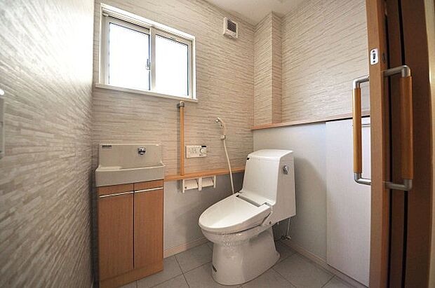 手洗い場や便利な収納付きのトイレです。