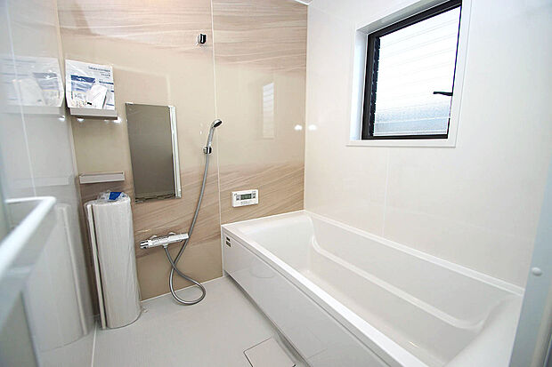 タカラスタンダードのシステムバスを新調済み。電気式浴乾付きのバスルームです。