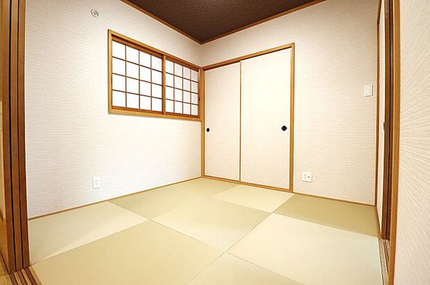 和室はクロスや襖を張替え、半帖畳を新調するなどモダンで落ち着きのあるお部屋になりました。