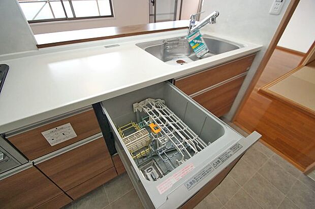 新調したキッチンはうれしい食洗機付き。忙しい家事をしっかりサポートしてくれます。