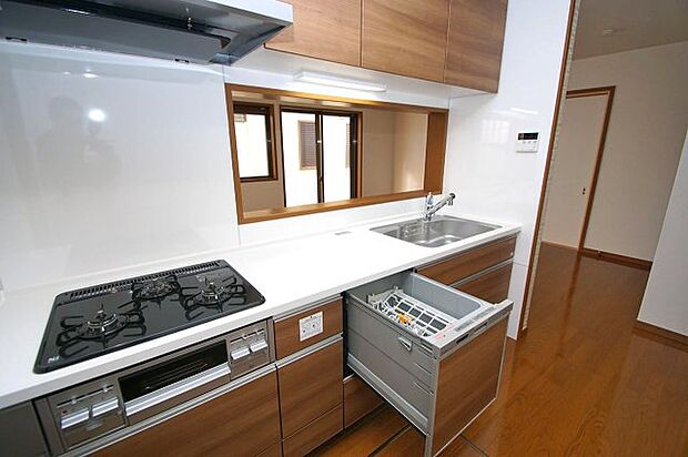 新調したキッチンはうれしい食洗機付き。忙しい家事をしっかりサポートしてくれます。