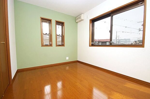 二連窓がおしゃれな洋室約6帖。壁一部には爽やかなグリーン系のカラークロスを貼りました。