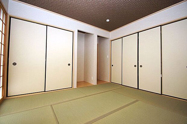 和室はゆとりの約8.5帖。クロス張替えや畳表替えなどのリフォームできれいに生まれ変わりました。