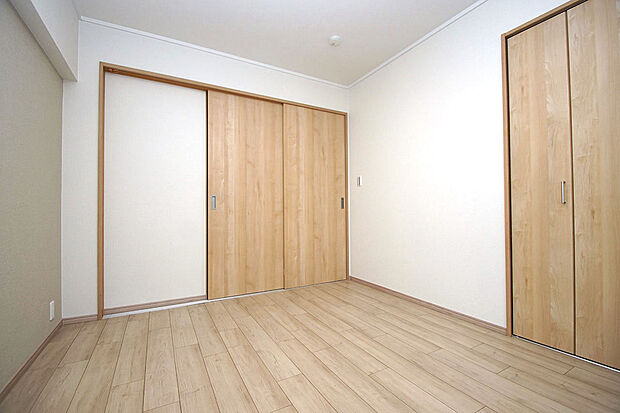 洋室約6.2帖も、和室から生まれ変わったまっさらのお部屋です。クローゼットもきれいに新調済みです。