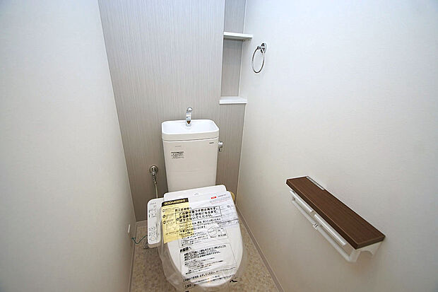 トイレ内もフルリフォームで一新。ペーパーのストックなどに便利な可動棚も新調しました。