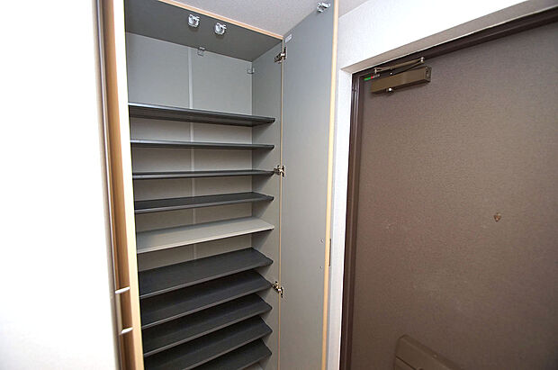 背の高い下駄箱も新調済み。収納たっぷりで片付けやすい玄関です。