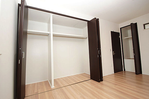 洋室約7.5帖には収納スペースがたっぷり。すっきりと片付いてお部屋のスペースを有効に使えます。