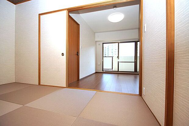 リビングと廊下から出入りでき、動線がスムーズな和室。襖を開けてリビングの一部としてもお使い頂けます。