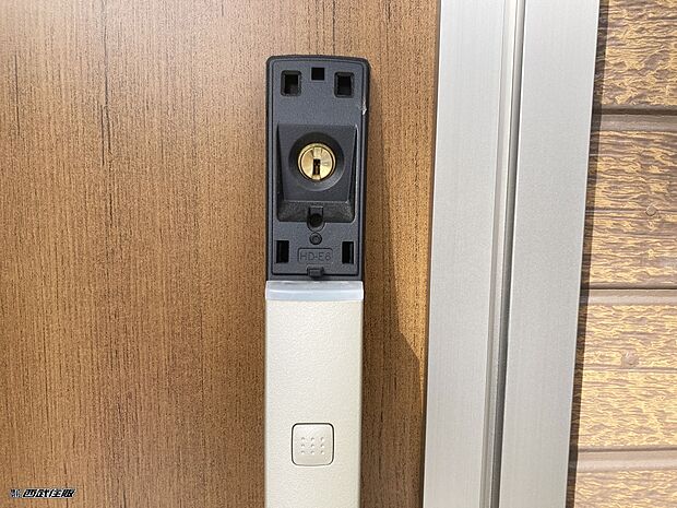 【玄関ドアカードキー】ワンタッチで開錠できるので操作性に優れています。同仕様写真