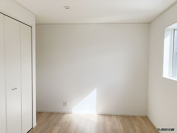 【洋室】大きなクローゼットがありルーフバルコニーに面した明るいお部屋。同仕様写真