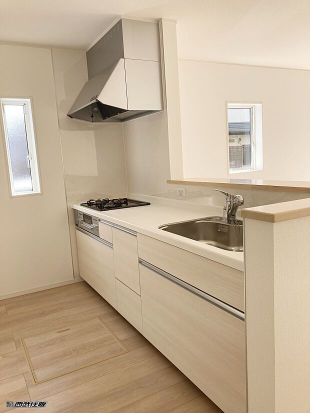 【対面システムキッチン】白い木目のキッチンは清潔感があって素敵です！同仕様写真