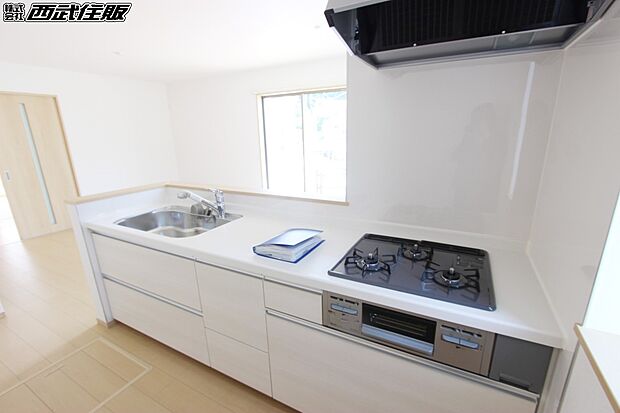 【システムキッチン】白いキッチンは清潔感があっていいですね。同仕様写真