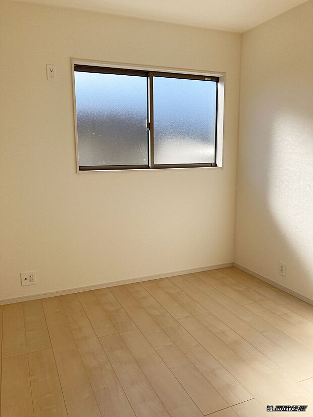 【2階・洋室】2面採光で明るく、家具のレイアウトもしやすそうですね！