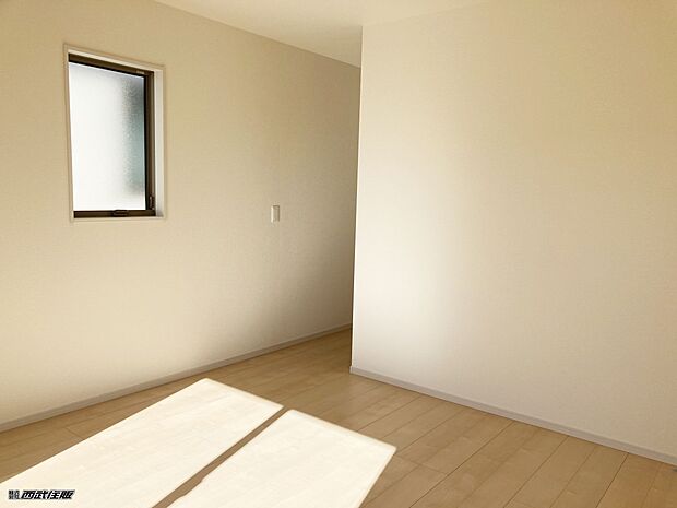 【2階・洋室】とても大きなWICがありルーフバルコニーに面して明るいお部屋です。