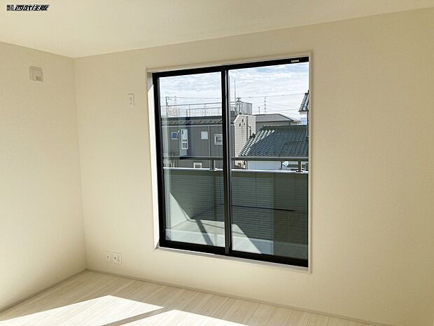 【2階・洋室】バルコニーに面した大きな窓から陽射しがタップリ入ってきます。