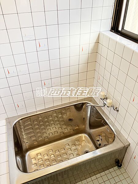 【浴室】窓もあって換気もバッチリですね！