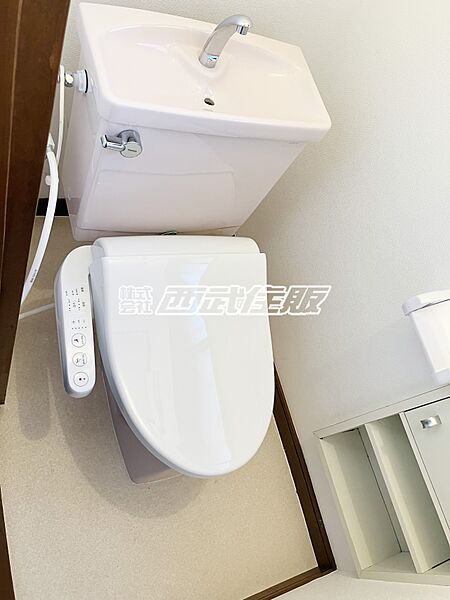 【トイレ】窓が付いているので換気もバッチリ。