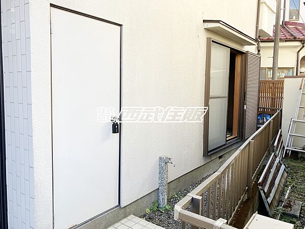 【販売現地】外に収納がございます。