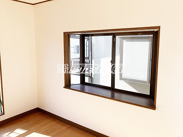 【2階・洋室】2面採光で明るく、家具のレイアウトもしやすそうですね！