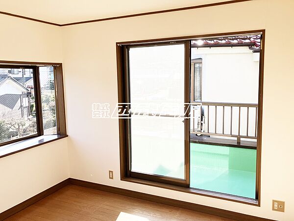 【洋室】2面採光のお部屋は陽射しがたっぷり入るので気持ちがいいですよ。