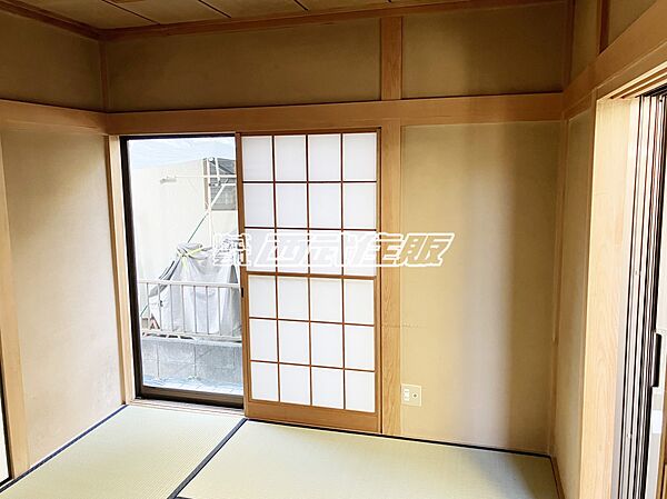 【1階・和室】リビングのとなりにある和室は明るく気持ちの良い空間です。