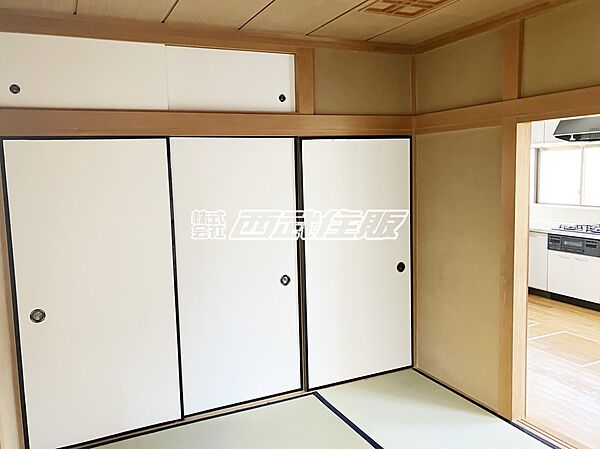 【1階・和室】リビング横の和室には大きな収納があります。