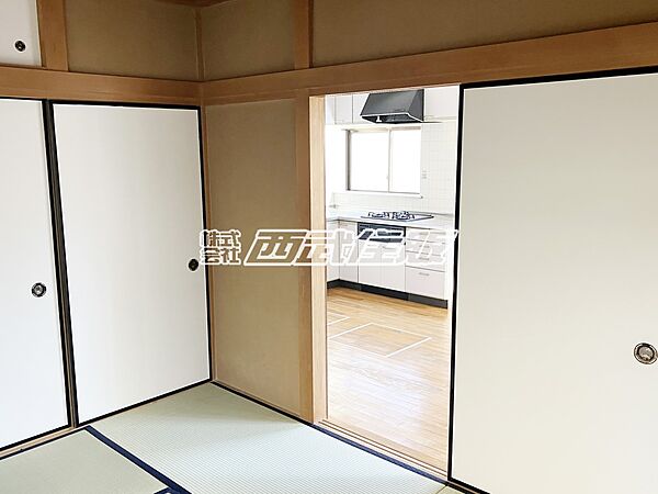 【1階・和室】リビングからつながる和室で、来客時も便利に使える多目的スペース。