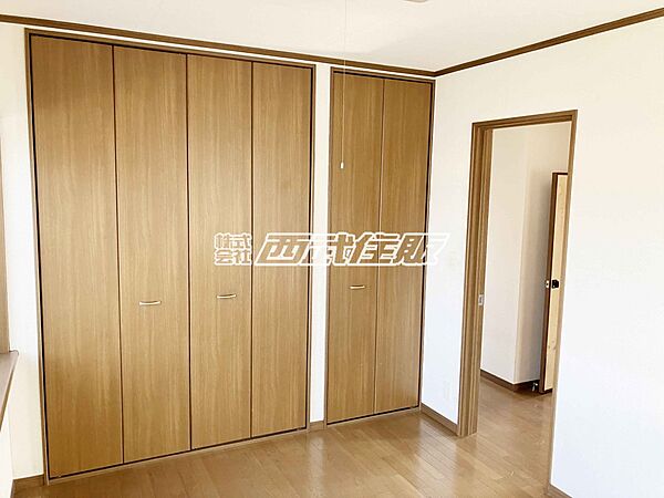 【2階・洋室】2連のクローゼットは収納の区別が出来るので便利です。