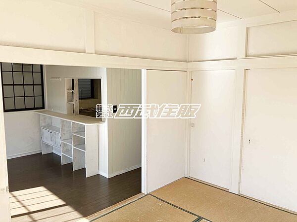 【1階・和室】リビングからつながる和室で、来客時も便利に使える多目的スペース。