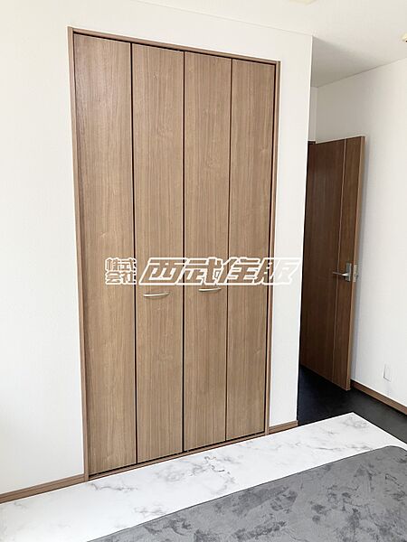 【2階・洋室】大きなクローゼットがある明るいお部屋です。
