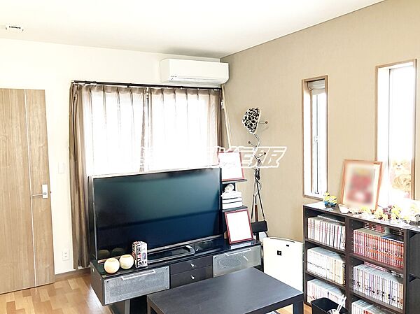 【2階・洋室】2面採光でバルコニーに面した明るいお部屋です。