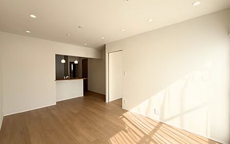 【リビング】何色の家具を置いても馴染みそうな床のお色が素敵ですね!