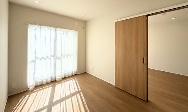 【洋室】窓があり明るく、家具のレイアウトもしやすそうですね！