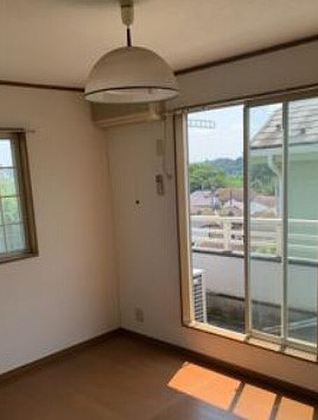 【洋室】2面採光のお部屋は陽射しがたっぷり入るので気持ちがいいですよ。