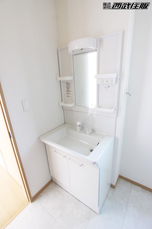 【シャワードレッサー】使い勝手の良い洗面化粧台で収納も充実しています。同仕様写真