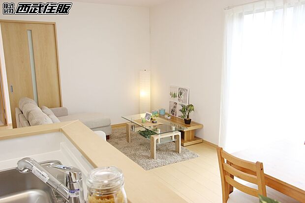 【リビング】キッチンから繋がるダイニング&リビングスペースは解放感満載!同仕様写真