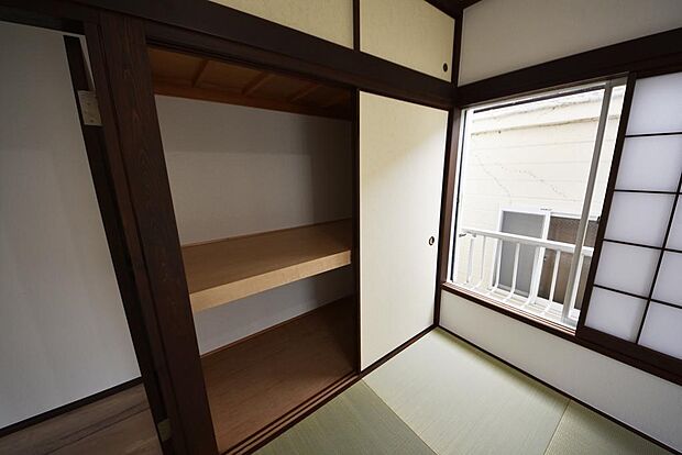和室には広い収納スペースもあります。