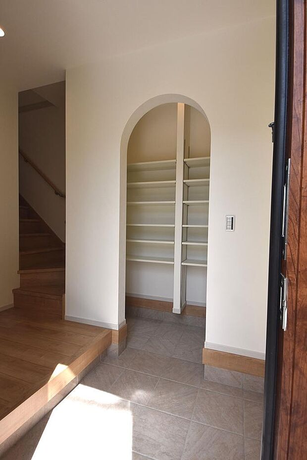 玄関・内♪アーチ屋根のシューズインクローゼット