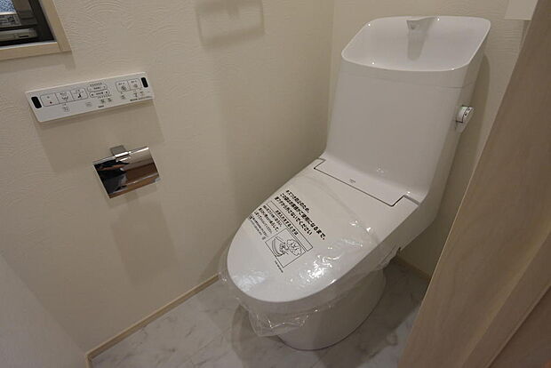 1階トイレ♪温水洗浄機能付き暖房便座です