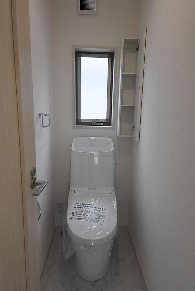 3階トイレ♪こちらも温水洗浄機能付き暖房便座です