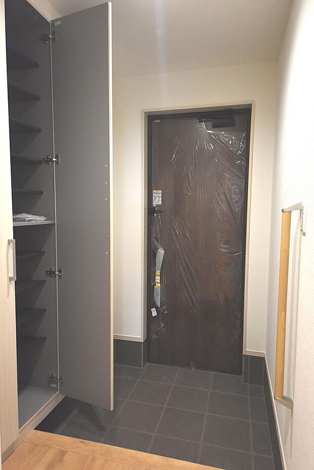 玄関・下足入れの扉にはミラーも付いてます